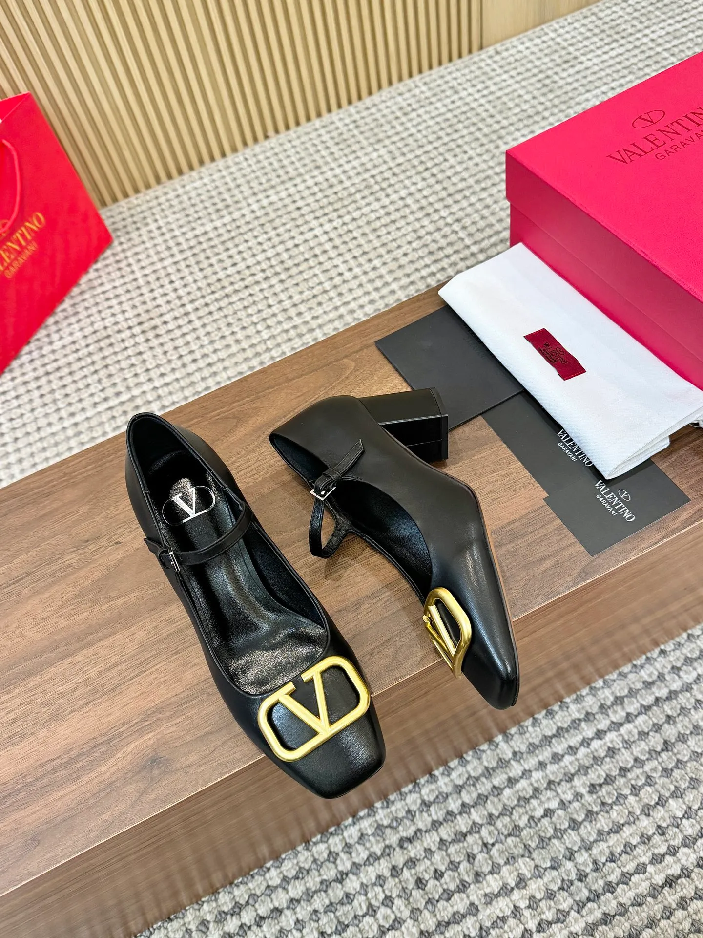 👟👟Ex-factory price 460👟👟 Genuine leather sole + 40 Valentino. Large v-buckle sandals ㊙️Latest series of counters Authentic grade version with perfect details. Authentic products are made one to one. All details are consistent with genuine ones. The upper foot is very pedicure type. The key point is that it is very good and easy to control. It does not grind the feet and does not tire the feet. Walking artifact, exclusive mold opening. The highest version on the market. Fabric: imported mixed sheepskin, lining and foot pads are all sheepskin. Code number (34 to 42) Customized sizes 34 and 42 are non-returnable and non-exchangeable. Heel height: 7.5CM. Rubber sole, leather sole +40